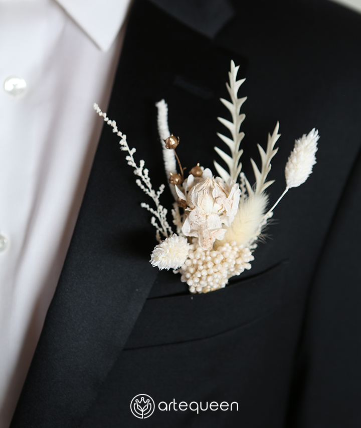 Natural Groom's floral wedding cream color boutonniere