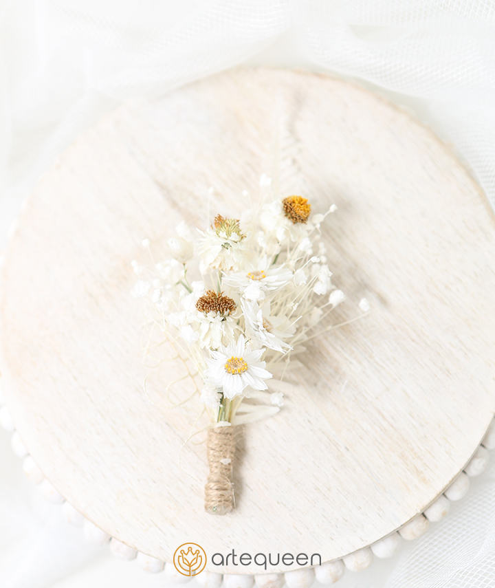 Natural Groom's floral wedding white daisy flower boutonniere