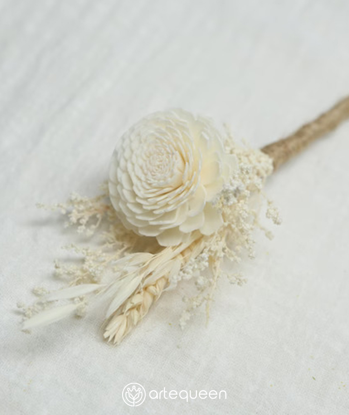artequeen_white-stoebe-and-sola-flower-boutonniere01